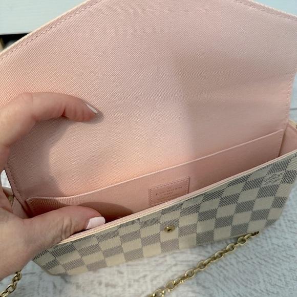 New Beautiful Louis Vuitton Felicie
Pochette Crossbody~Clutch with gold chain.♥️ - Picture 5 of 5